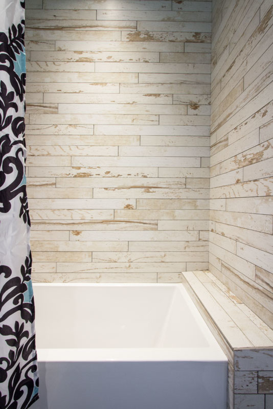 Esempio di una stanza da bagno per bambini minimalista di medie dimensioni con ante lisce, ante in legno chiaro, vasca freestanding, piastrelle beige, piastrelle in ceramica, pareti bianche, pavimento con piastrelle in ceramica e top in quarzo composito