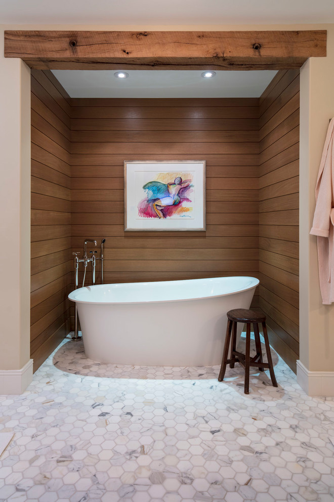 Modelo de cuarto de baño tradicional renovado con bañera exenta, paredes marrones, suelo de mármol y suelo blanco