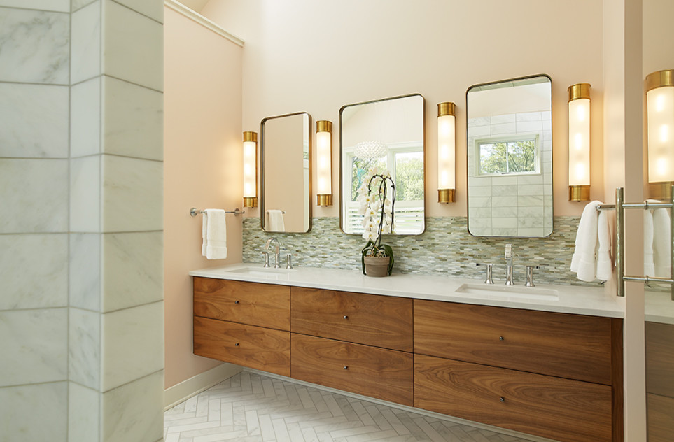 Пример оригинального дизайна: главная ванная комната среднего размера в современном стиле с плоскими фасадами, фасадами цвета дерева среднего тона, разноцветной плиткой, керамической плиткой, розовыми стенами, мраморным полом, врезной раковиной, столешницей из искусственного кварца, разноцветным полом, серой столешницей, отдельно стоящей ванной, душем в нише и душем с распашными дверями