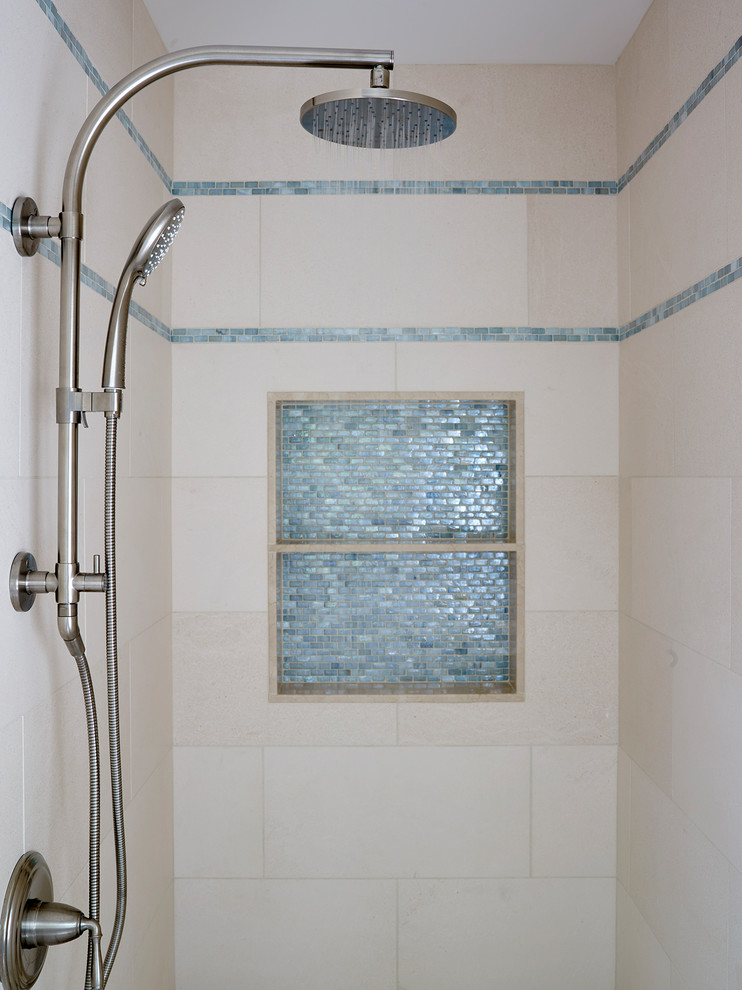ポートランド(メイン)にある北欧スタイルのおしゃれな浴室の写真