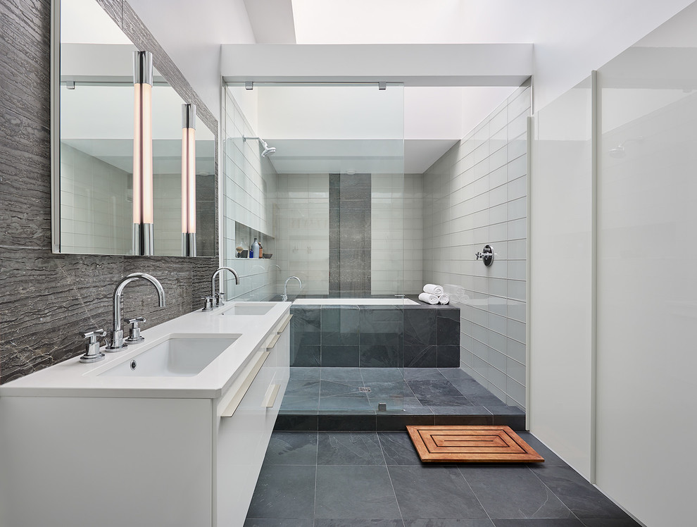 Источник вдохновения для домашнего уюта: большая главная ванная комната в современном стиле с плоскими фасадами, белыми фасадами, полновстраиваемой ванной, открытым душем, белой плиткой, стеклянной плиткой, белыми стенами, врезной раковиной, серым полом и зеркалом с подсветкой