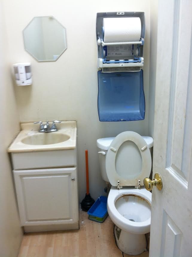 Kleines Modernes Badezimmer mit Waschtischkonsole, Marmor-Waschbecken/Waschtisch, Toilette mit Aufsatzspülkasten, weißen Fliesen, grauer Wandfarbe und hellem Holzboden in New York