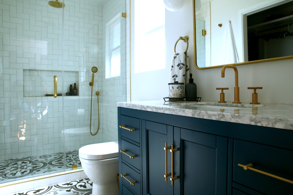 Идея дизайна: главная ванная комната среднего размера в стиле неоклассика (современная классика) с фасадами в стиле шейкер, синими фасадами, открытым душем, унитазом-моноблоком, белой плиткой, цементной плиткой, белыми стенами, полом из керамогранита, врезной раковиной, мраморной столешницей, разноцветным полом, душем с распашными дверями и разноцветной столешницей