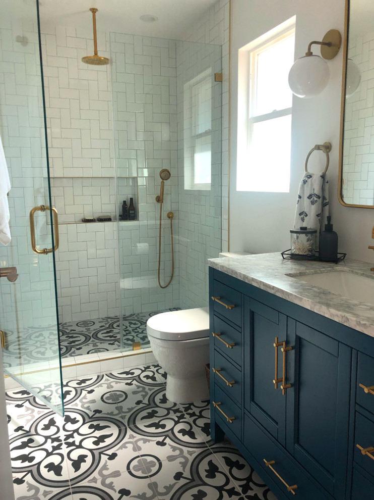 Свежая идея для дизайна: главная ванная комната среднего размера в стиле неоклассика (современная классика) с фасадами в стиле шейкер, синими фасадами, открытым душем, унитазом-моноблоком, белой плиткой, цементной плиткой, белыми стенами, полом из керамогранита, врезной раковиной, мраморной столешницей, разноцветным полом, душем с распашными дверями и разноцветной столешницей - отличное фото интерьера