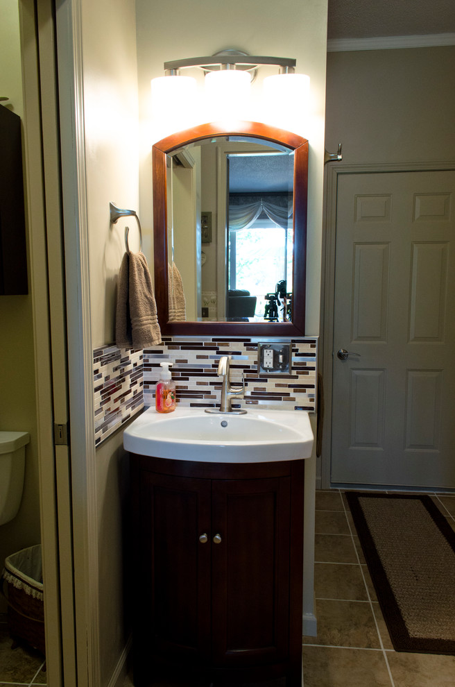 Modelo de cuarto de baño contemporáneo de tamaño medio con armarios estilo shaker, puertas de armario de madera en tonos medios, ducha empotrada, baldosas y/o azulejos beige, baldosas y/o azulejos de porcelana, paredes beige y aseo y ducha