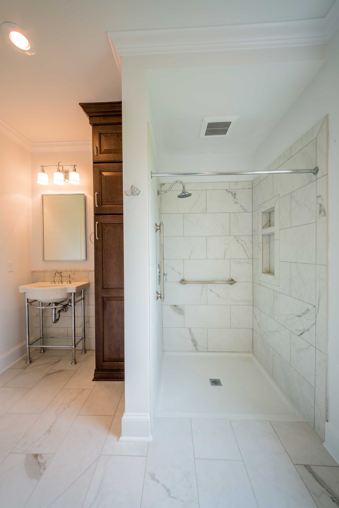 Пример оригинального дизайна: ванная комната среднего размера в классическом стиле с фасадами с утопленной филенкой, темными деревянными фасадами, душем без бортиков, унитазом-моноблоком, белой плиткой, плиткой мозаикой, белыми стенами, полом из мозаичной плитки, душевой кабиной, раковиной с пьедесталом, столешницей из искусственного камня, белым полом, шторкой для ванной, белой столешницей, тумбой под одну раковину и напольной тумбой