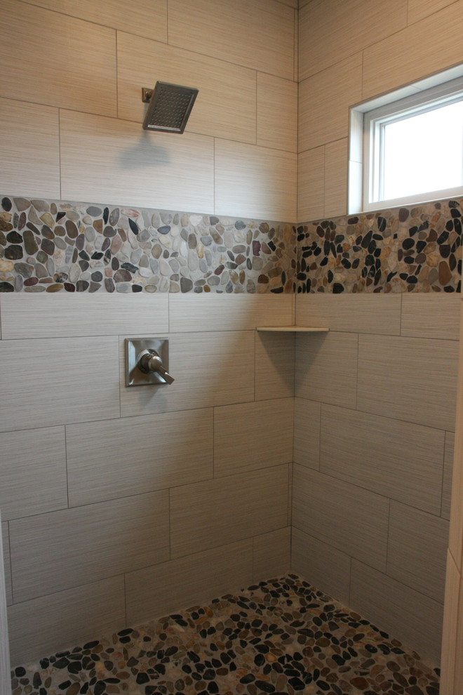 Foto de cuarto de baño principal de estilo americano grande con puertas de armario blancas, ducha empotrada, baldosas y/o azulejos blancos, lavabo bajoencimera y encimera de granito