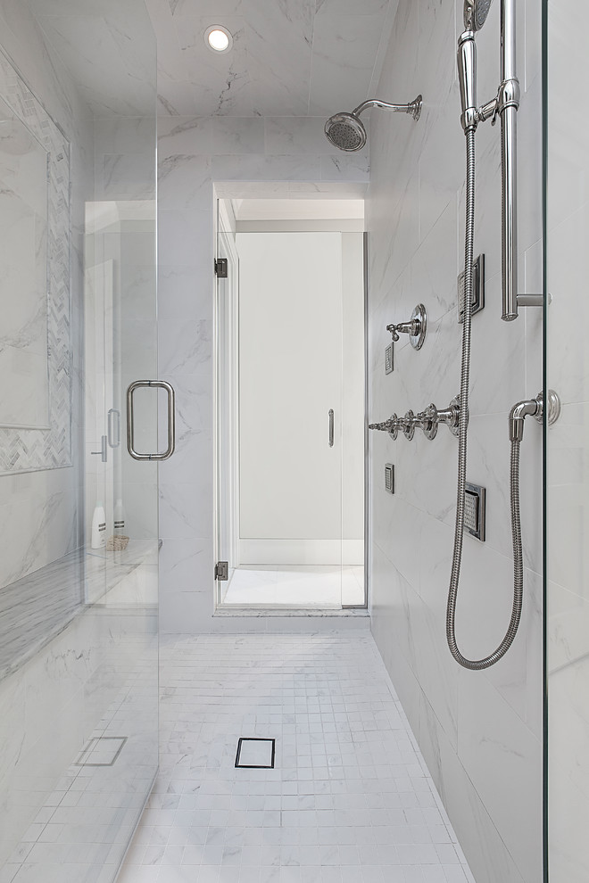 Пример оригинального дизайна: большая главная ванная комната в классическом стиле с фасадами в стиле шейкер, белыми фасадами, отдельно стоящей ванной, двойным душем, унитазом-моноблоком, синей плиткой, керамической плиткой, синими стенами, полом из керамической плитки, врезной раковиной, мраморной столешницей, белым полом, душем с распашными дверями и белой столешницей