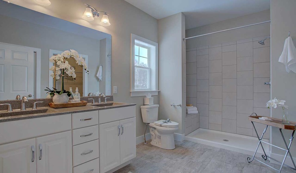 Cette photo montre une grande douche en alcôve principale chic avec des portes de placard blanches, WC séparés, un mur gris, un sol en vinyl, un lavabo intégré, un plan de toilette en marbre, un sol gris, une cabine de douche avec un rideau et un plan de toilette gris.