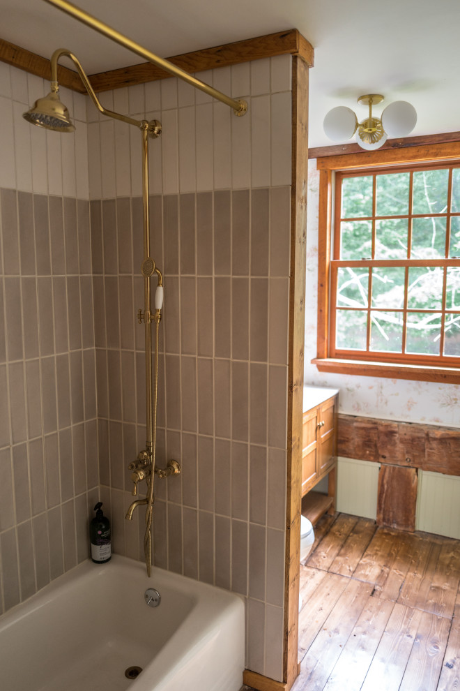 На фото: детская ванная комната среднего размера в стиле кантри с темными деревянными фасадами, душем над ванной, белой плиткой, керамической плиткой, шторкой для ванной, белой столешницей и обоями на стенах с