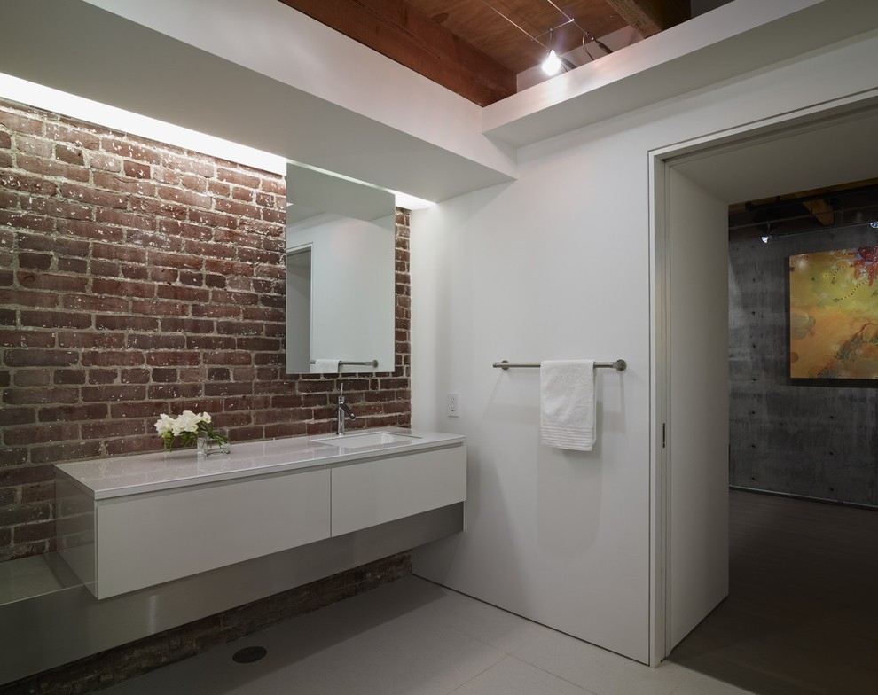 Пример оригинального дизайна: ванная комната в стиле модернизм с белыми фасадами