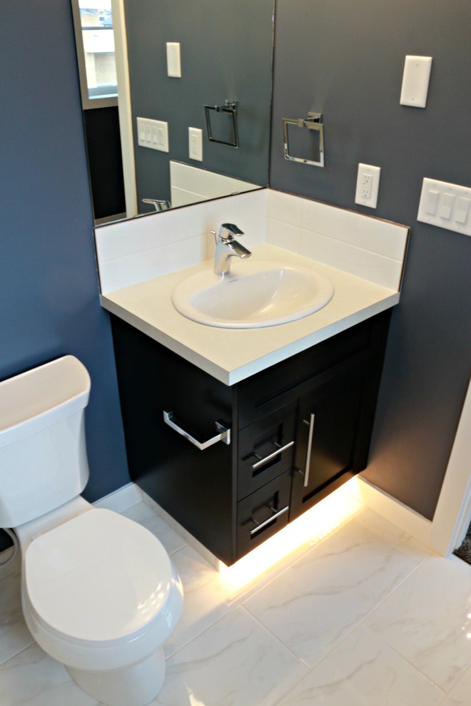 Стильный дизайн: главная ванная комната в стиле модернизм с накладной раковиной, фасадами с утопленной филенкой, темными деревянными фасадами, столешницей из ламината, открытым душем, унитазом-моноблоком, белой плиткой, керамической плиткой, синими стенами и полом из керамической плитки - последний тренд