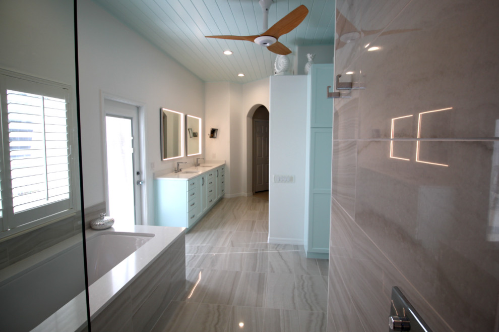 Inspiration för ett mellanstort maritimt vit vitt en-suite badrum, med turkosa skåp, ett platsbyggt badkar, en öppen dusch, en toalettstol med hel cisternkåpa, vita väggar, ett nedsänkt handfat, brunt golv och med dusch som är öppen