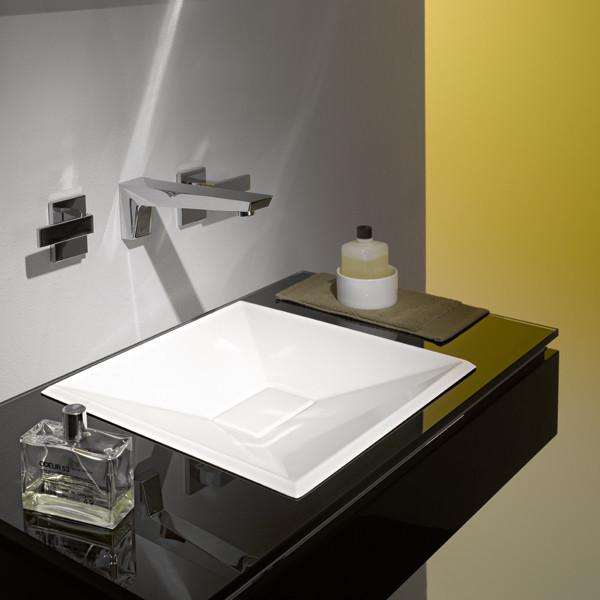 Ispirazione per una stanza da bagno contemporanea con top in vetro, top nero, un lavabo e pareti bianche