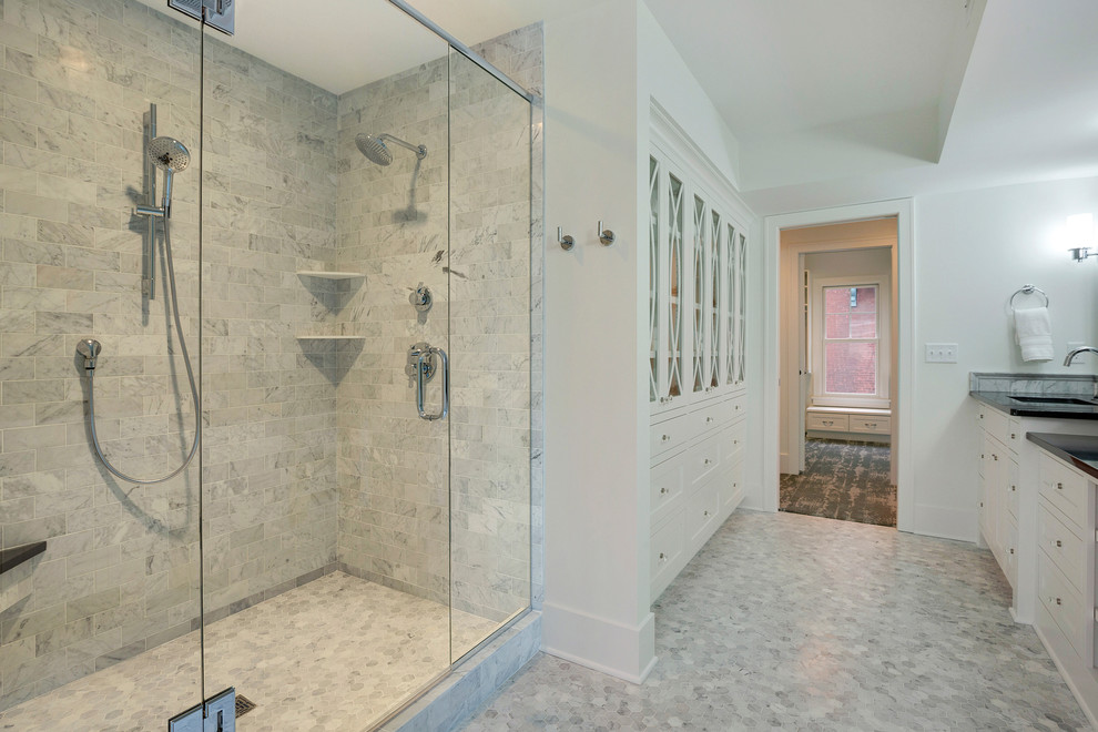 Стильный дизайн: большая главная ванная комната в стиле неоклассика (современная классика) с фасадами в стиле шейкер, белыми фасадами, открытым душем, черно-белой плиткой, серой плиткой, каменной плиткой, белыми стенами, мраморным полом и врезной раковиной - последний тренд
