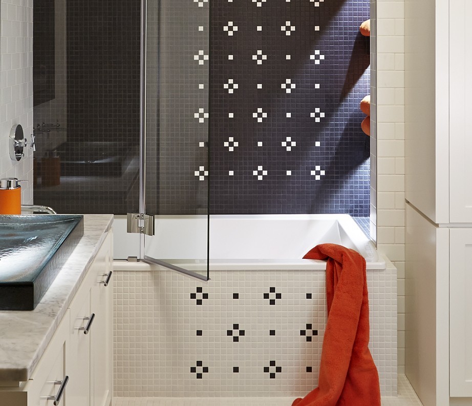 Foto på ett mellanstort eklektiskt en-suite badrum, med ett fristående handfat, vita skåp, en dusch/badkar-kombination, flerfärgad kakel, vita väggar, en toalettstol med separat cisternkåpa, keramikplattor, klinkergolv i keramik, skåp i shakerstil, ett badkar i en alkov och marmorbänkskiva