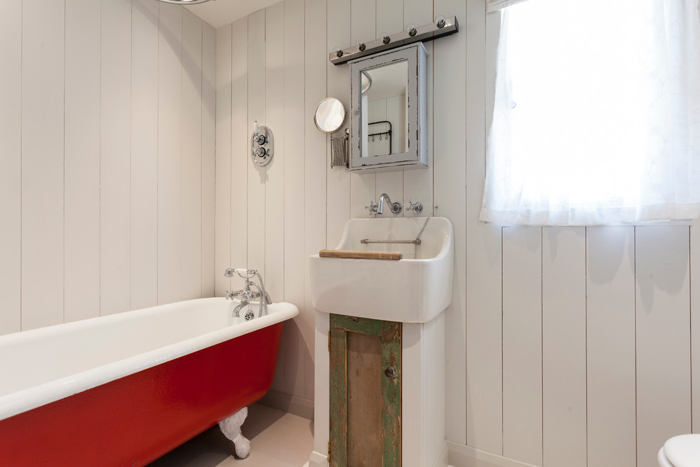ロンドンにあるシャビーシック調のおしゃれな浴室の写真