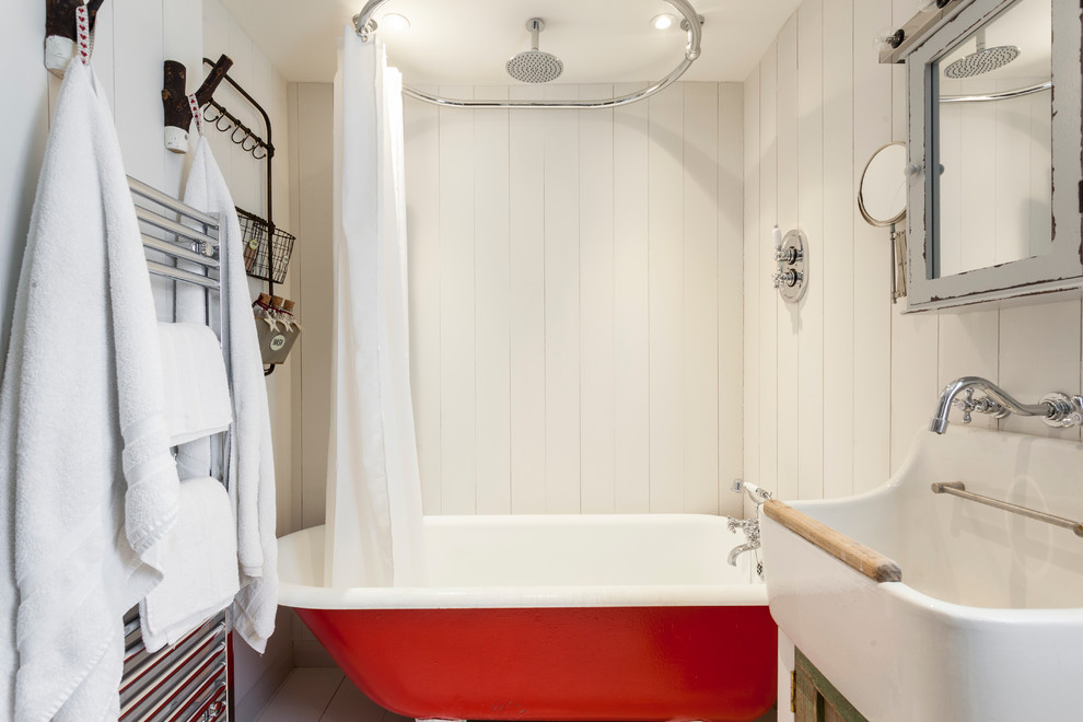 Пример оригинального дизайна: ванная комната в стиле шебби-шик с шторкой для ванной