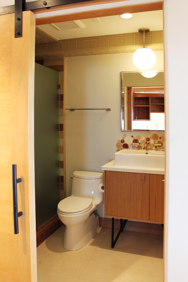На фото: маленькая ванная комната в стиле фьюжн с плоскими фасадами, коричневыми фасадами, душем в нише, унитазом-моноблоком, разноцветной плиткой, стеклянной плиткой, полом из керамической плитки, душевой кабиной, столешницей из кварцита, бежевым полом, душем с распашными дверями, настольной раковиной, тумбой под одну раковину и напольной тумбой для на участке и в саду с