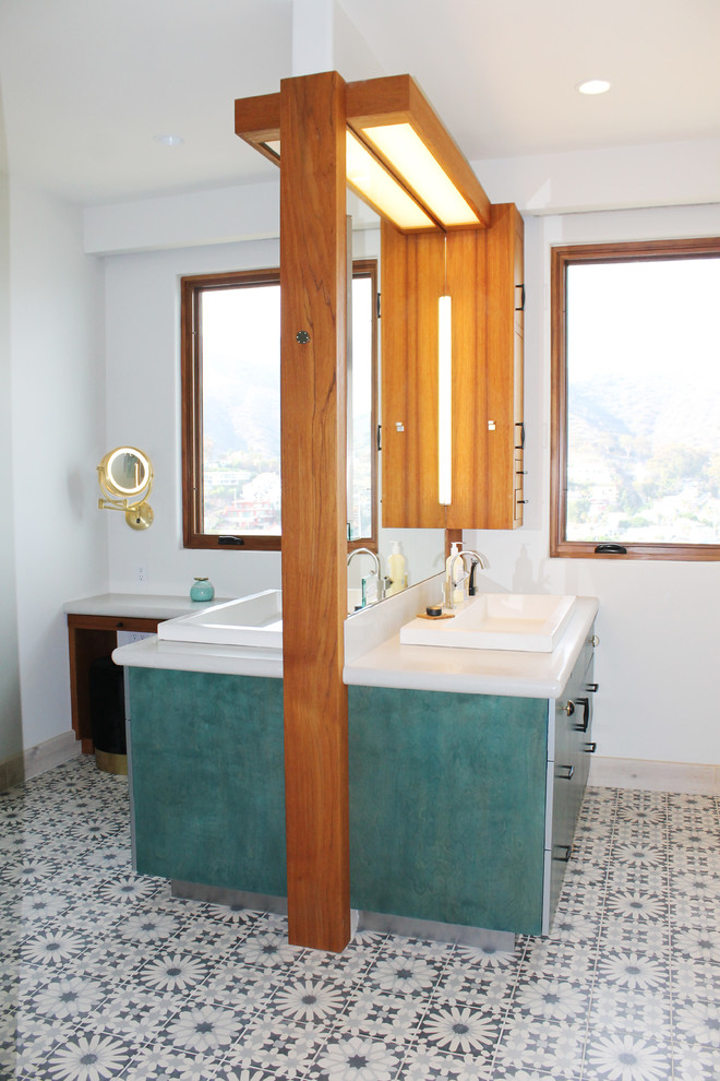 Стильный дизайн: маленькая главная ванная комната в стиле фьюжн с плоскими фасадами, бирюзовыми фасадами, унитазом-моноблоком, полом из керамической плитки, накладной раковиной, разноцветным полом, душем с распашными дверями, двойным душем, белыми стенами, белой столешницей, тумбой под две раковины и встроенной тумбой для на участке и в саду - последний тренд