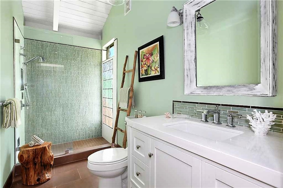 Источник вдохновения для домашнего уюта: главная ванная комната среднего размера в морском стиле с фасадами в стиле шейкер, белыми фасадами, открытым душем, унитазом-моноблоком, зеленой плиткой, стеклянной плиткой, зелеными стенами, полом из керамогранита, врезной раковиной, столешницей из искусственного камня, коричневым полом, открытым душем и белой столешницей