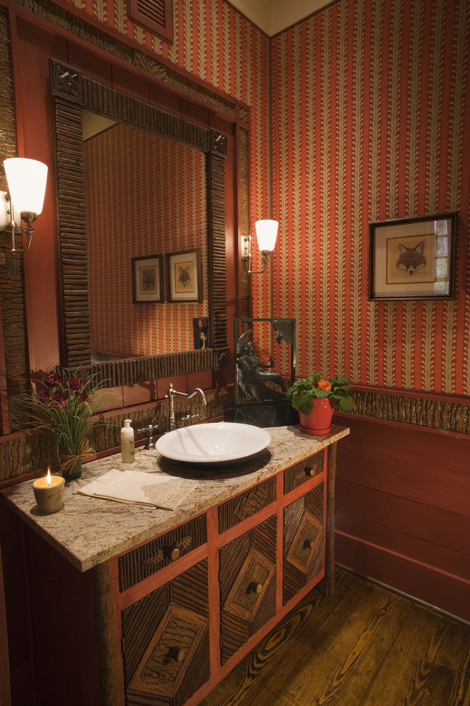 Idee per un bagno di servizio stile rurale di medie dimensioni con consolle stile comò, ante in legno bruno, pareti rosse, parquet scuro e top in granito