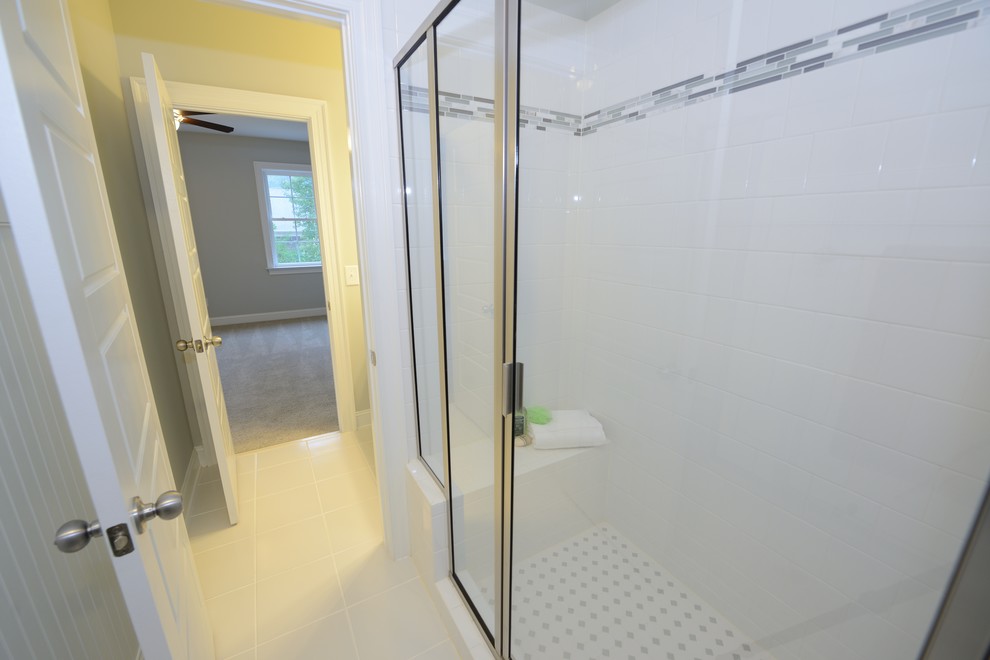 Diseño de cuarto de baño tradicional con puertas de armario de madera en tonos medios, paredes grises y aseo y ducha