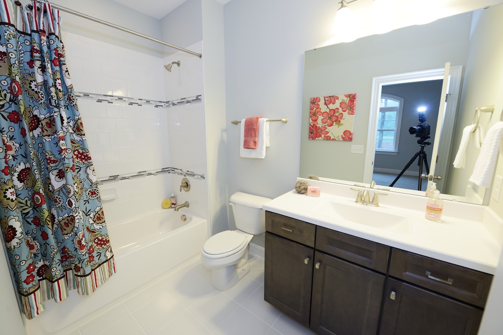 Diseño de cuarto de baño tradicional con puertas de armario de madera en tonos medios, paredes grises y aseo y ducha