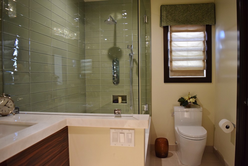 Foto de cuarto de baño principal contemporáneo de tamaño medio con puertas de armario de madera en tonos medios, bañera esquinera, combinación de ducha y bañera, sanitario de una pieza, paredes verdes, suelo de baldosas de cerámica y lavabo encastrado