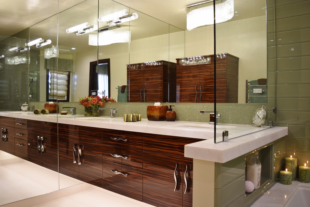 Mittelgroßes Modernes Badezimmer En Suite mit dunklen Holzschränken, Whirlpool, grüner Wandfarbe, Keramikboden und Einbauwaschbecken in Los Angeles