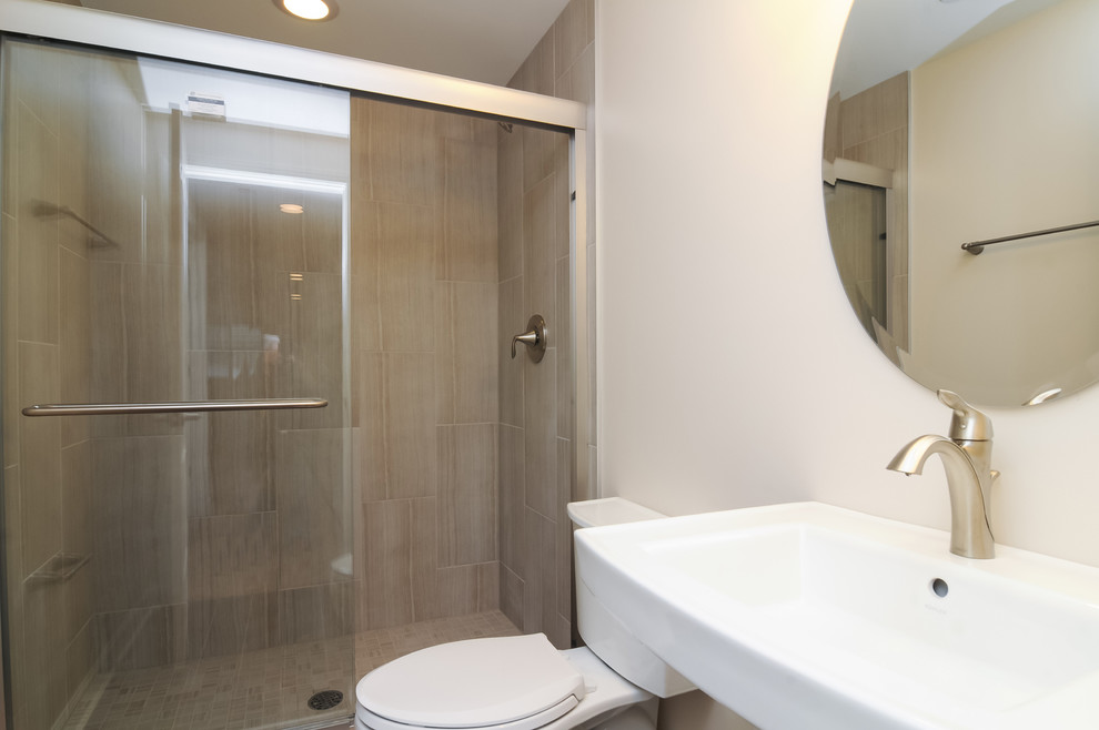 Klassisk inredning av ett mellanstort badrum med dusch, med ett väggmonterat handfat, bänkskiva i zink, en öppen dusch, en toalettstol med separat cisternkåpa, beige kakel, porslinskakel, beige väggar och klinkergolv i porslin