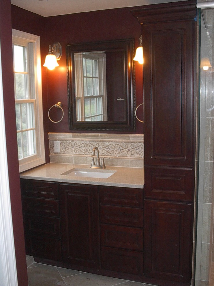 Idéer för att renovera ett stort funkis en-suite badrum, med luckor med upphöjd panel, skåp i mörkt trä, en hörndusch, en toalettstol med separat cisternkåpa, flerfärgad kakel, stenkakel, röda väggar, marmorgolv, ett undermonterad handfat och granitbänkskiva