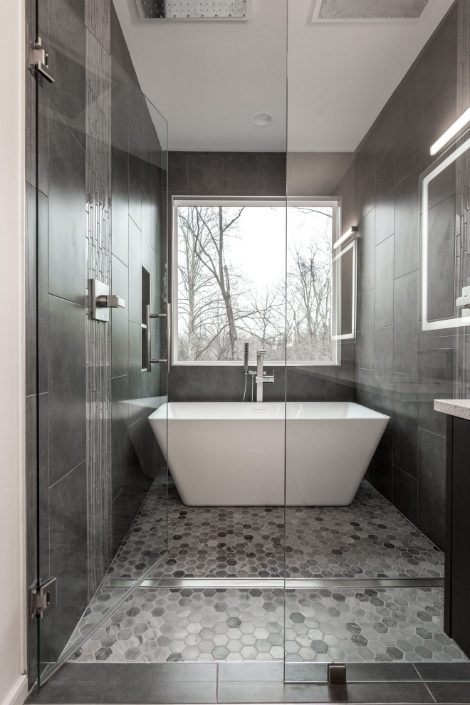 Пример оригинального дизайна: большая главная ванная комната в современном стиле с отдельно стоящей ванной, душевой комнатой, серой плиткой, керамогранитной плиткой, полом из керамогранита, серым полом, душем с распашными дверями и нишей