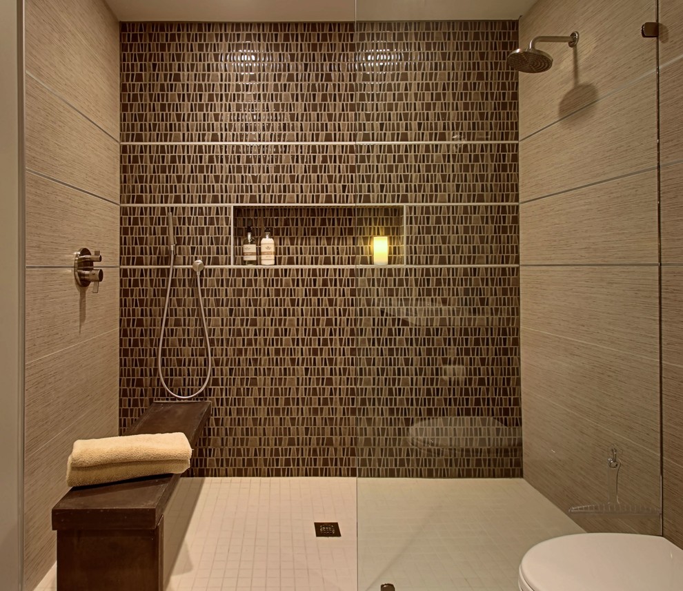 他の地域にある中くらいなミッドセンチュリースタイルのおしゃれな浴室 (フラットパネル扉のキャビネット、淡色木目調キャビネット、置き型浴槽、オープン型シャワー、一体型トイレ	、ベージュのタイル、ベージュの壁) の写真