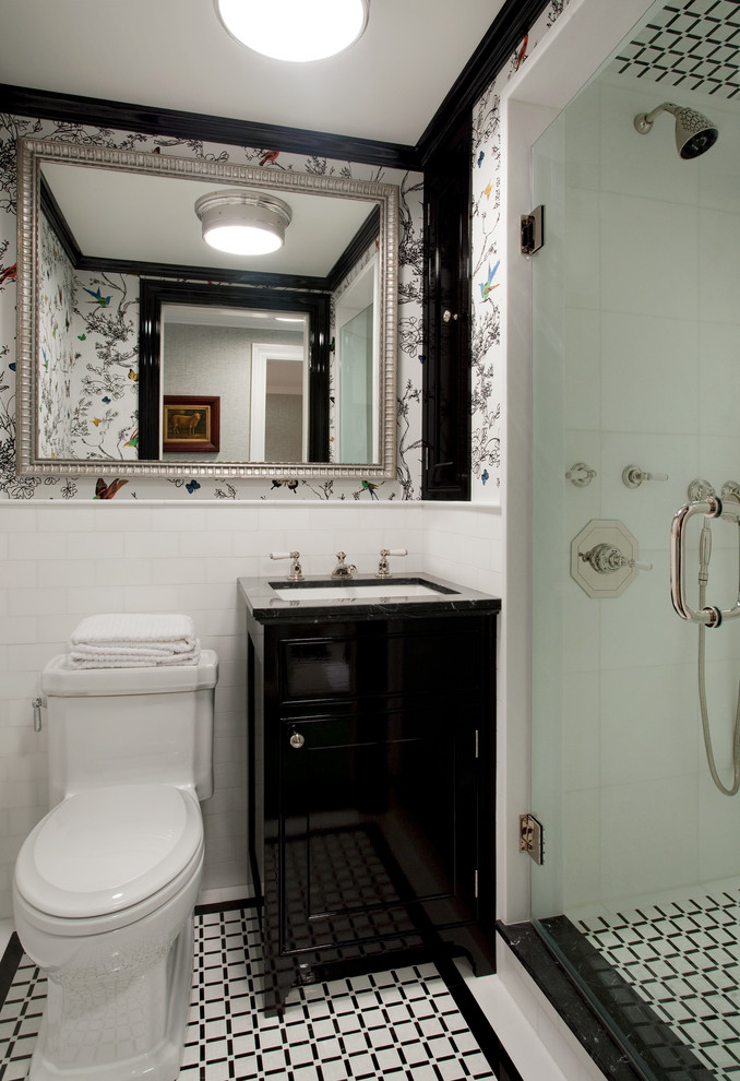 На фото: маленькая ванная комната в классическом стиле с черными фасадами, душем в нише, унитазом-моноблоком, белой плиткой, фасадами с утопленной филенкой, мраморной столешницей, плиткой мозаикой, душевой кабиной и разноцветным полом для на участке и в саду