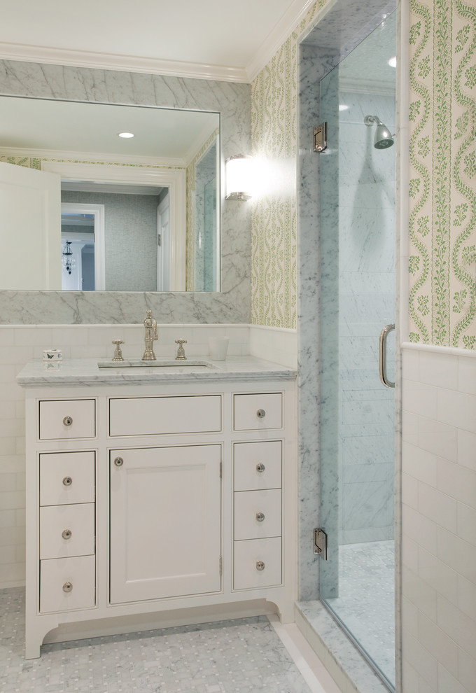 Inspiration för små klassiska badrum med dusch, med ett undermonterad handfat, vita skåp, marmorbänkskiva, en dusch i en alkov, en toalettstol med separat cisternkåpa, vit kakel, stenkakel, flerfärgade väggar, marmorgolv och skåp i shakerstil