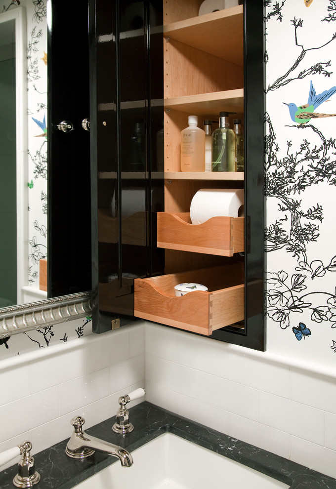 Imagen de cuarto de baño clásico pequeño con armarios con paneles lisos, puertas de armario negras, encimera de mármol, baldosas y/o azulejos blancos, baldosas y/o azulejos de piedra y aseo y ducha