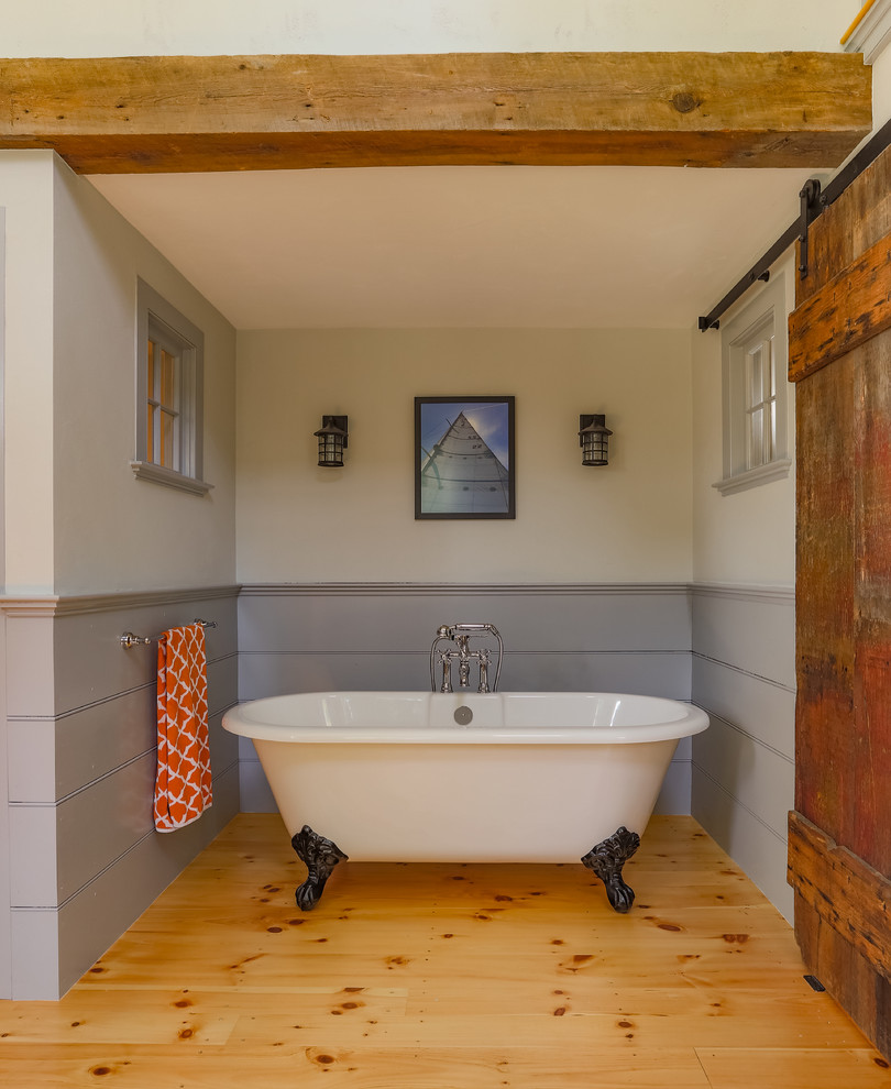 Идея дизайна: большая главная ванная комната в стиле кантри с ванной на ножках, серыми стенами и паркетным полом среднего тона