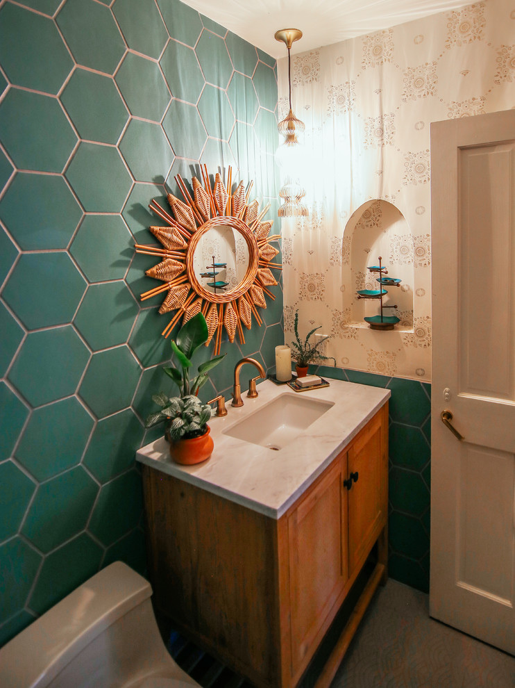 Свежая идея для дизайна: ванная комната в стиле фьюжн с зеленой плиткой, керамической плиткой, зелеными стенами, полом из керамической плитки и белым полом - отличное фото интерьера