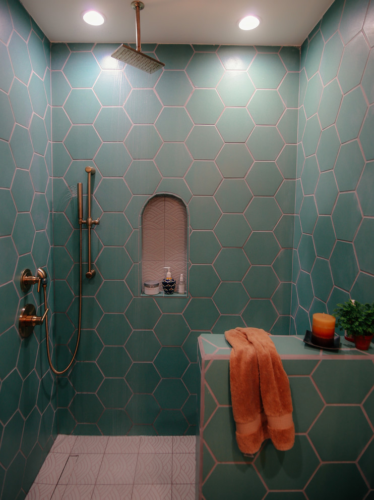 Foto di una stanza da bagno bohémian con piastrelle verdi, piastrelle in ceramica, pareti verdi, pavimento con piastrelle in ceramica e pavimento bianco