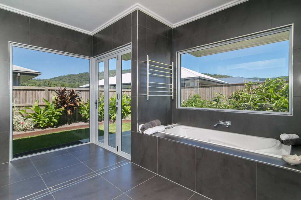 Design ideas for a contemporary bathroom in Cairns.