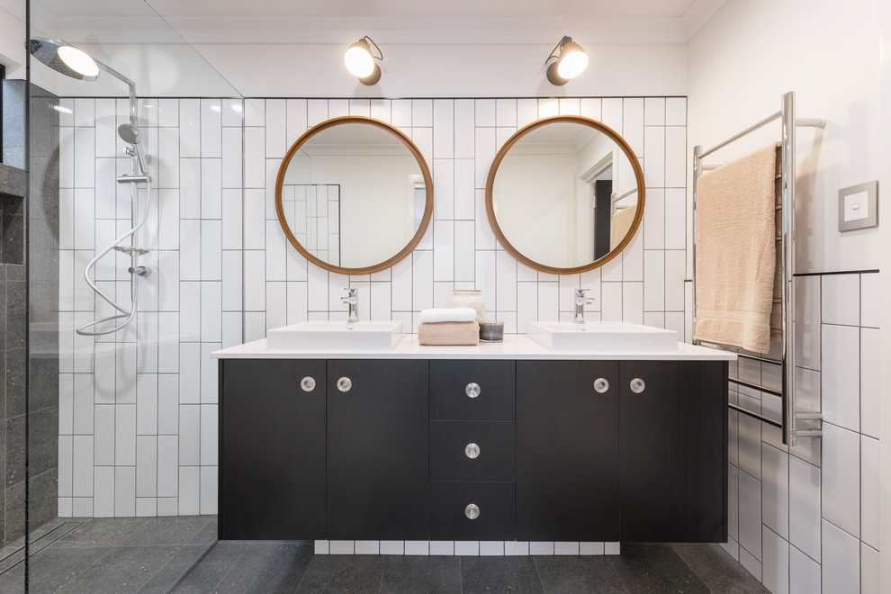 Идея дизайна: ванная комната в современном стиле с черными фасадами, белой плиткой, керамической плиткой, белыми стенами, полом из керамической плитки, серым полом, открытым душем, плоскими фасадами, душем без бортиков, душевой кабиной и настольной раковиной