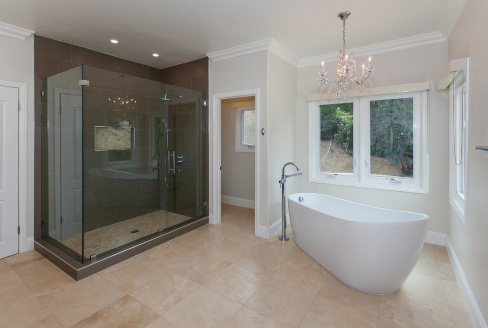 Modernes Badezimmer En Suite mit freistehender Badewanne, Eckdusche, braunen Fliesen, beiger Wandfarbe und Keramikboden in Los Angeles