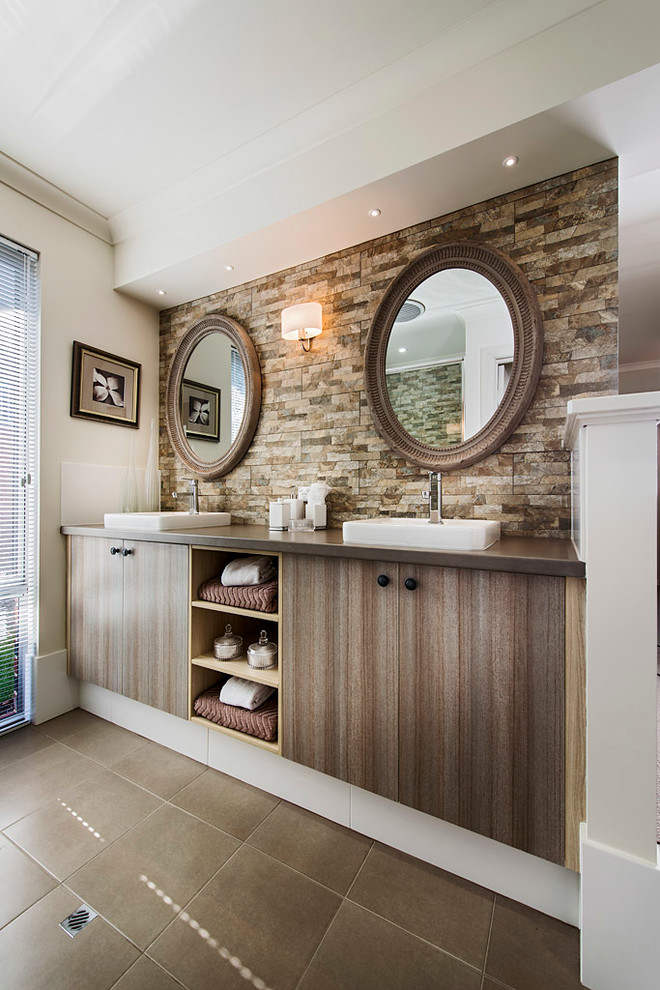 Idéer för ett mellanstort modernt en-suite badrum, med ett undermonterad handfat, släta luckor, laminatbänkskiva, brun kakel, vita väggar och skåp i mörkt trä