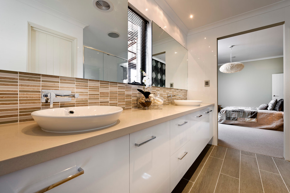 Immagine di una stanza da bagno padronale design di medie dimensioni con lavabo a bacinella, ante lisce, ante bianche, piastrelle beige, piastrelle a mosaico e pareti bianche