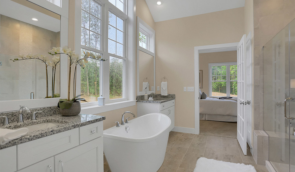 Inspiration för stora klassiska grått en-suite badrum, med vita skåp, ett fristående badkar, en dusch i en alkov, grå väggar, klinkergolv i keramik, ett undermonterad handfat, granitbänkskiva, beiget golv och dusch med gångjärnsdörr