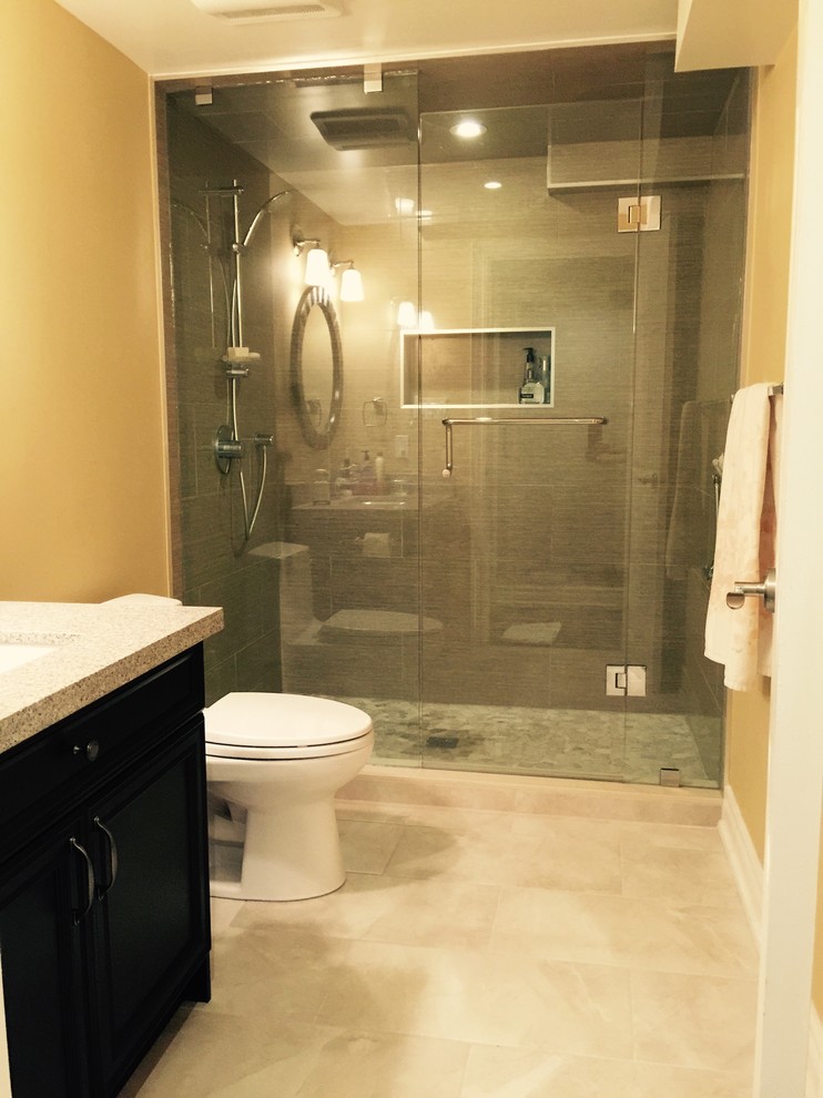 Immagine di una piccola stanza da bagno con doccia contemporanea con top in quarzo composito, piastrelle in gres porcellanato e pavimento in gres porcellanato
