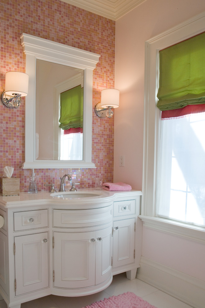 Exemple d'une salle de bain chic pour enfant avec un lavabo encastré, un placard avec porte à panneau encastré, des portes de placard blanches, un carrelage rose et mosaïque.