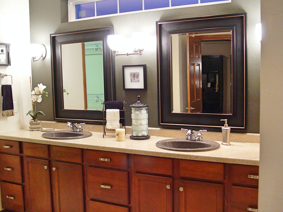 Mittelgroßes Klassisches Badezimmer mit Kassettenfronten, hellbraunen Holzschränken, weißer Wandfarbe, Einbauwaschbecken und Mineralwerkstoff-Waschtisch in Sonstige