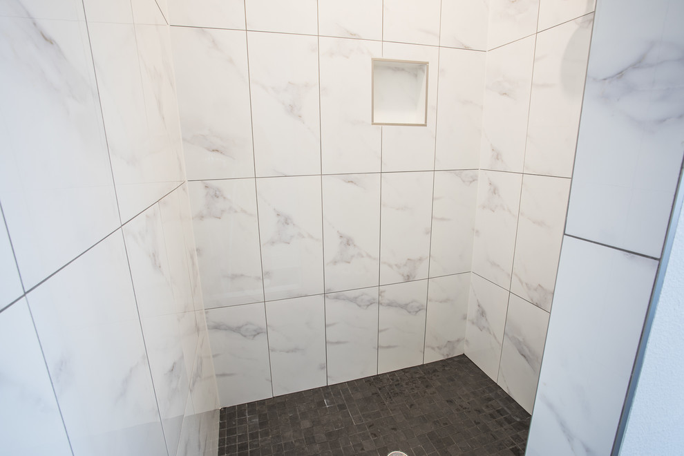 Foto de cuarto de baño principal de estilo de casa de campo de tamaño medio con armarios tipo mueble, ducha abierta, baldosas y/o azulejos negros, baldosas y/o azulejos de piedra y paredes blancas
